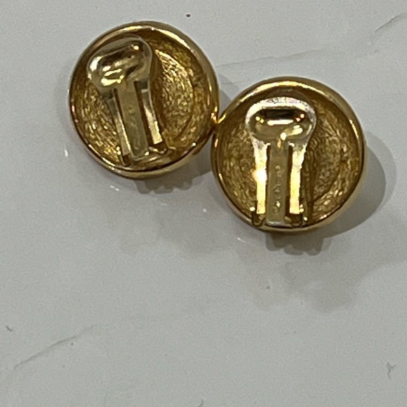 Vintage Christian Dior Pearl/Gold Clip on Earrings - Picture 10 of 10